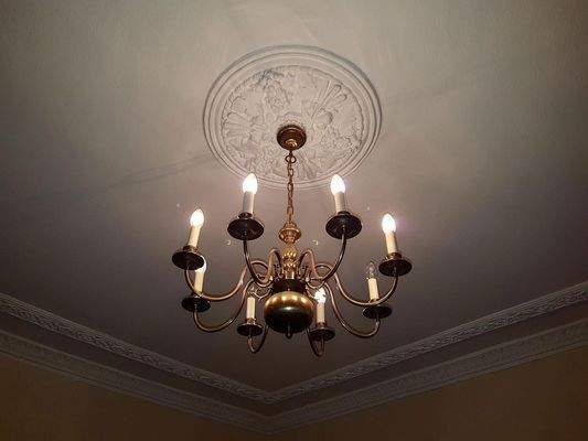 Deckenstuck mit Leuchter