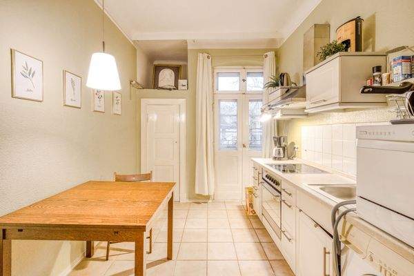 Küche mit angrenzender Speisekammer