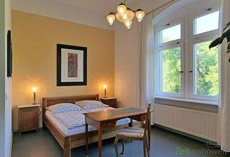 Doppelbett und Schreibtisch