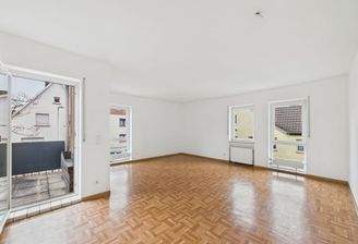 Wohnbereich mit Balkonzugang