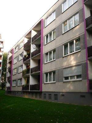 Rückansicht eines viergeschossigen Wohnhauses mit Loggien
