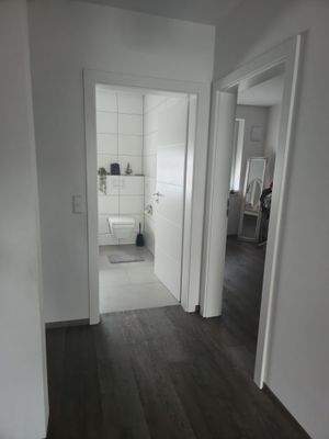 Moderner Flur mit Badzugang