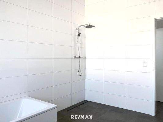 Geräumiges Badezimmer