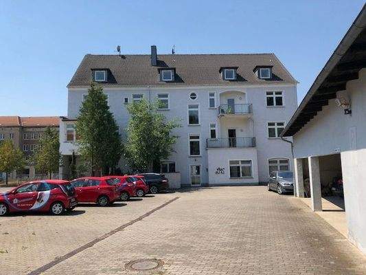 Parkplätze auf dem Hof