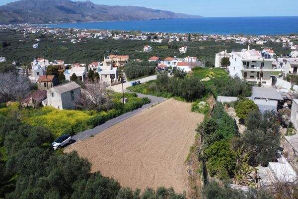 Kreta, Tavronitis: Grundstück mit hoher Bebaubarkeit in Meeresnähe zu verkaufen