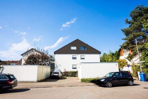 Aussenansicht mit Garage und Stellplatz