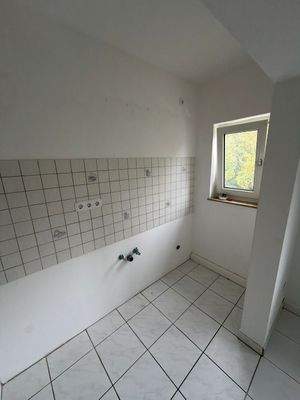 Leere Küche mit Fenster