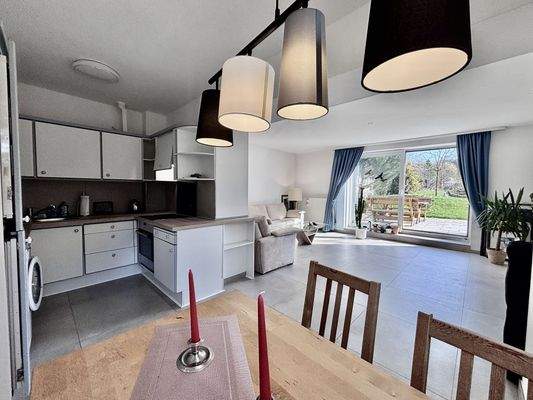 Blick vom Essplatz in den Wohnbereich