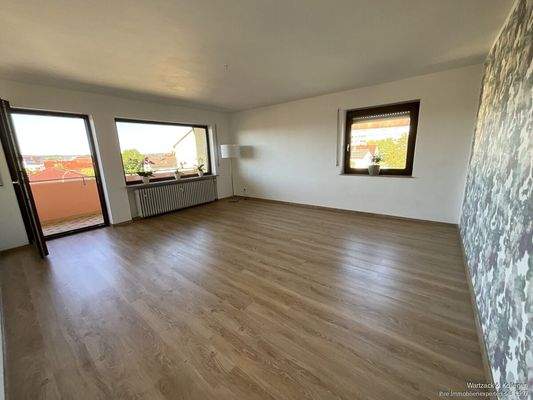 Helles Wohnzimmer mit Zugang zum Balkon...