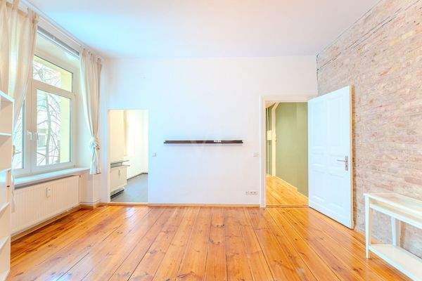 Zimmer mit freigelegter Backsteinmauer