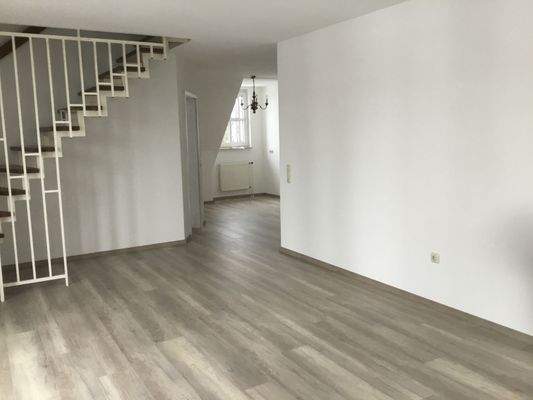 Wohnzimmer mit Essecke und Innentreppe