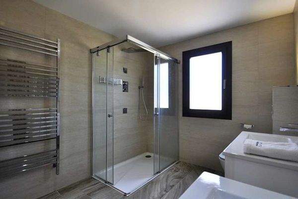 Eines von 4 Badezimmern