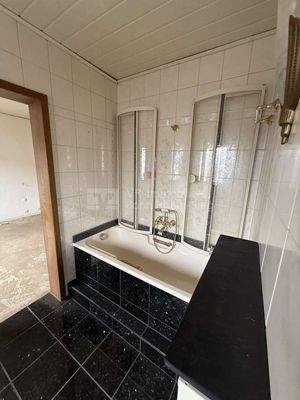 Badezimmer mit Duschwanne