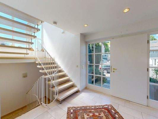 Treppenaufgang zu Keller und 1. OG – praktisch und zentral.