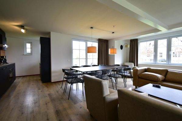 ferienhaus-kaufen-ferienresort-cochem-cochem-niederlande-grosses-wohnzimmer-mit-esstisch-2025