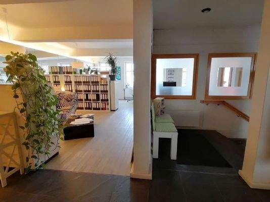 Büro 1 Eingang mit Blick zum hiteren Teil des Büro