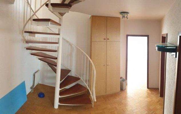 offene Wendeltreppe in der Diele