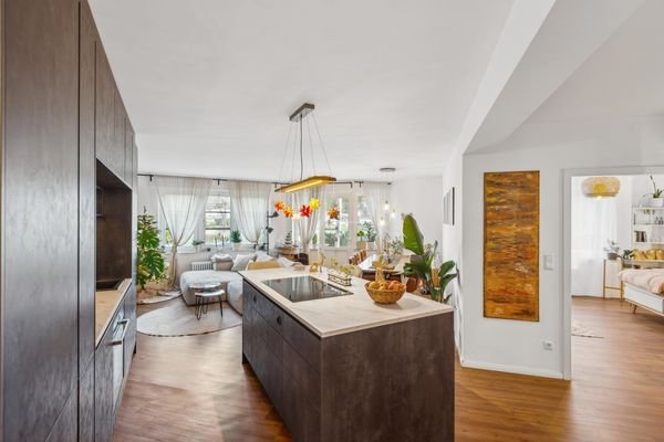 Schöner Blick über die moderne Einbauküche ins Wohnzimmer und Schlafzimmer
