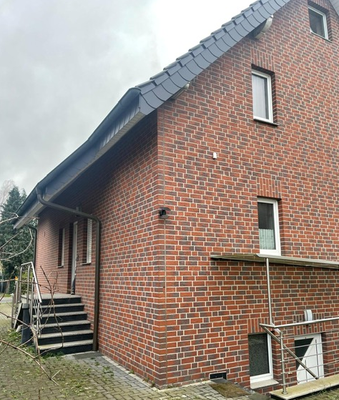 Seiten- u. Eingangsansicht