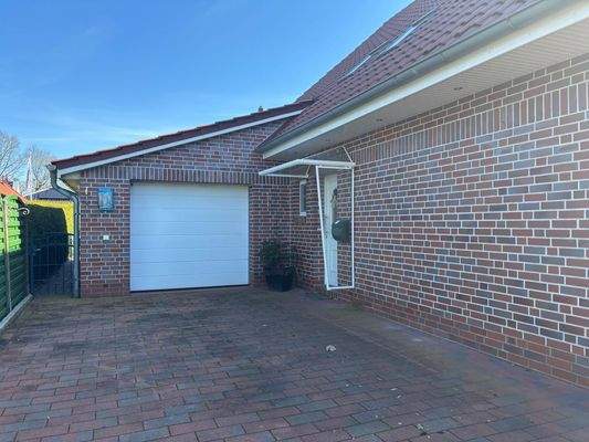 Eingangsbereich / Garage mit elektr. Tor