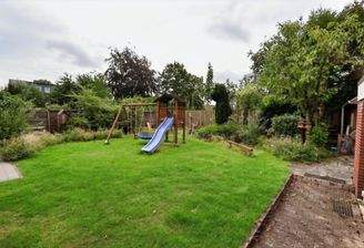 Garten mit Spielgeräten