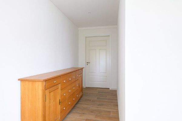 Hintereingang Flur zu Hauswirtschaftsraum.jpg