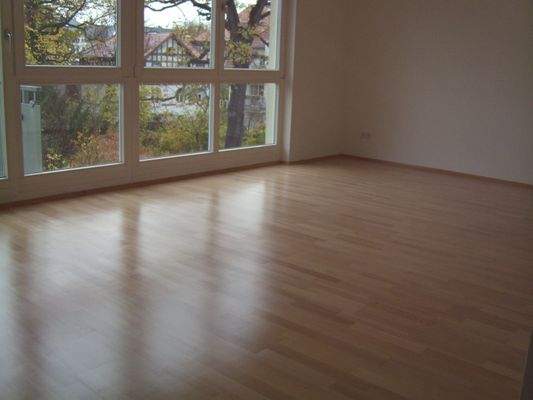 Wohnzimmer mit großem Fenster zum Garten