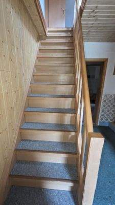 Holztreppe in das Dachgeschoss