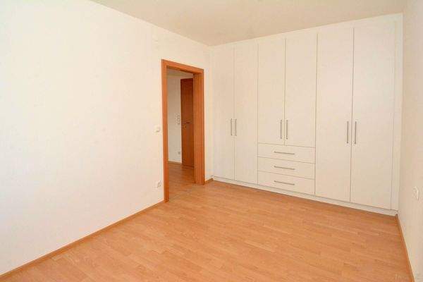 Schlafzimmer mit modernem Einbauschrank.