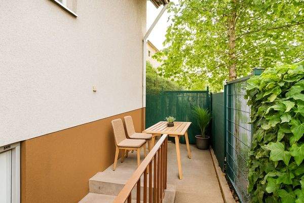 Gemütliche Gartennische mit Balkonzugang - Virtuelles Homestaging