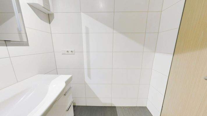 OG neuwertiges Duschbad