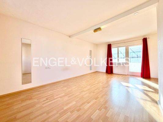 OG: Wohnzimmer mit Zugang zum Balkon