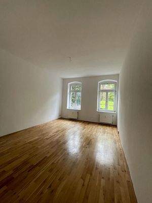 Helles Wohnzimmer mit Parkett