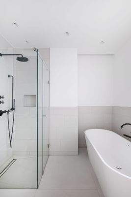 Weitere Ansicht Bad mit freistehender Wanne und schwellenloser Dusche