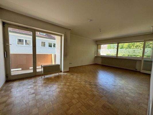 Wohnzimmer mit Balkonzugang