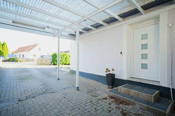 Carport und EIngang