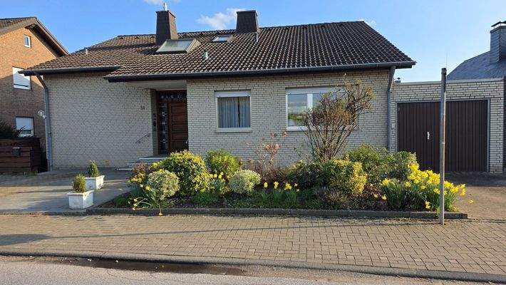 Frontseite mit Garage