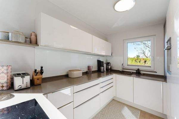 Die maßgefertigte Küche, in zeitlosem weiß gehalten 