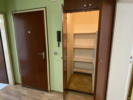 Wohnungstür und Abstellraum