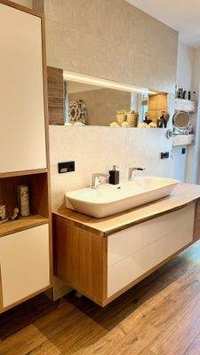 Badezimmer mit integrierter Design-Spiegelfläche