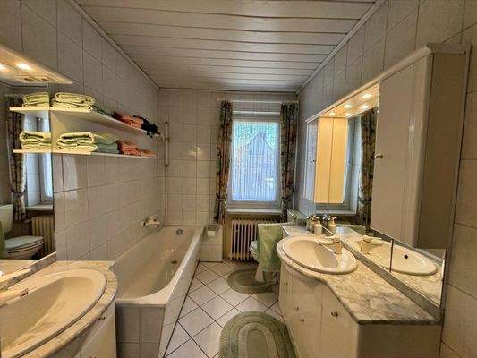 Badezimmer im EG mit Badewanne und 2 Waschbecken