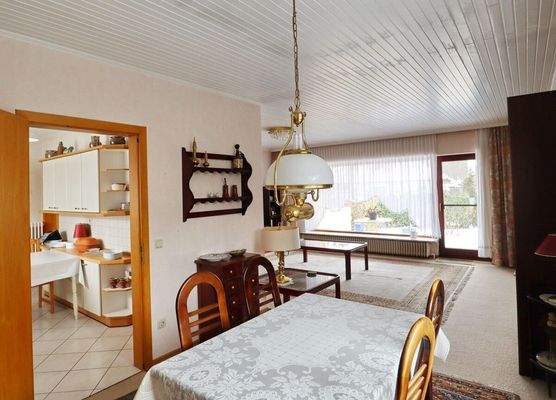 Blick über die Küche, den Ess- u. Wohnbereich