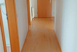 Flur mit Blick zur Wohnungstür