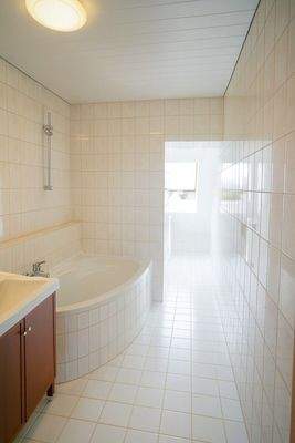 Badezimmer mit Badewanne und Tageslicht Oben