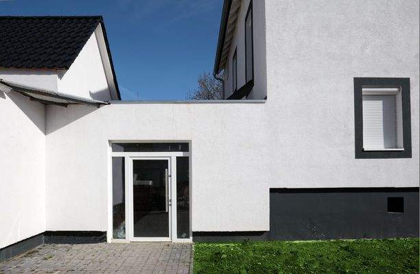 seitlicher Eingang  (Garten).jpg