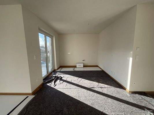 Wohn- und Essbereich mit Blick in die Küche