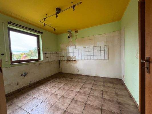 Küche mit Speisekammer