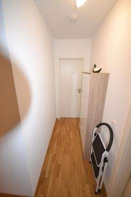 Moderner Flur mit Holzfußboden