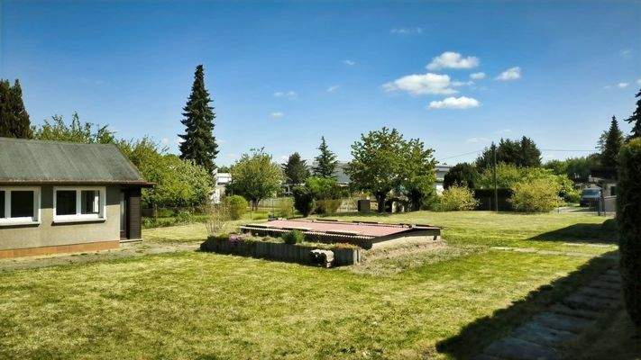 Blick von hinten über das Grundstück