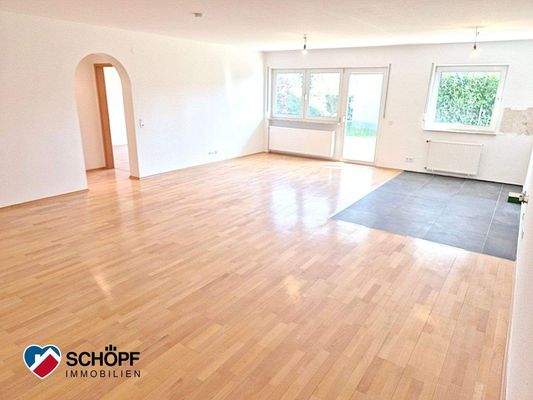 Wohnzimmer mit Ausgang zu Terrasse